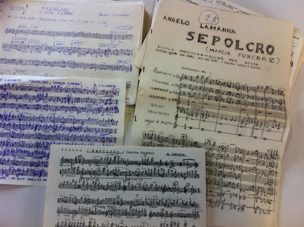 Parti staccate e partitura-guida della marcia funebre «Sepolcro» di Angelo Lamanna, in copie a ciclostile blu e stampate